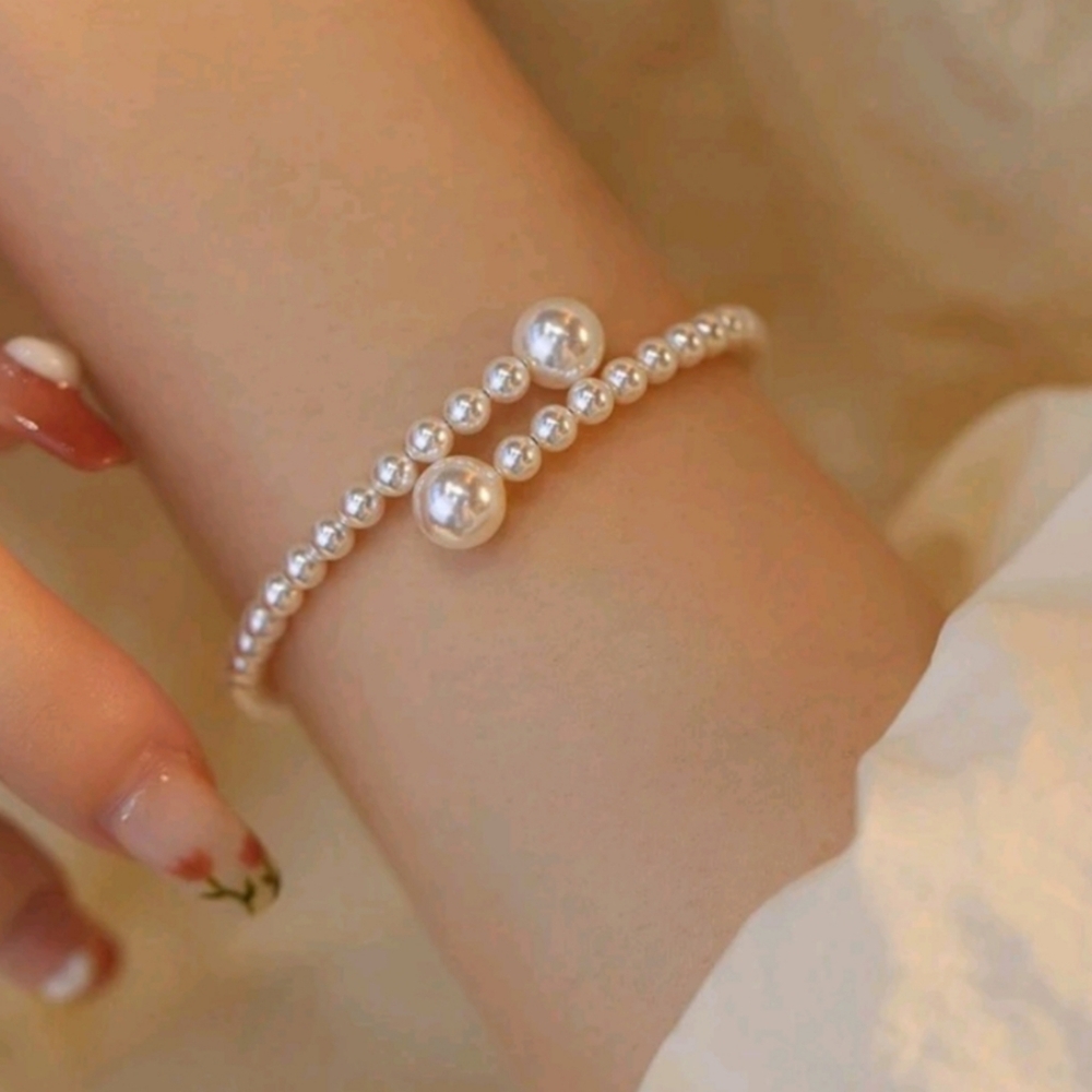 White, pearly delicate bracelet.